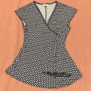 Max Studio tulip patterned soft & stretchy Black & White Wrap look Blouse